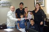 SASTRE ENTREGÓ LOS 100.000 DEL BINGO