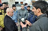 ESTABAN REALIZANDO UNA ASAMBLEA EN LA PLAZA DE LA CIUDAD