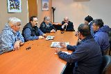 EL INTENDENTE CON TRABAJADORES DESPEDIDOS DE PIEDRA PURPURA