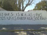 JÓVENES DEL TALLER DE “ACCIÓN POÉTICA” PINTARON UN MURO DEL MATERNO “EVITA”