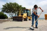 TAREAS DE LIMPIEZA Y MANTENIMIENTO EN LA ZONA DE PLAYAS