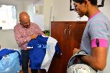 ENTREGA DE INDUMENTARIA DEPORTIVA A CLUB DE LA CIUDAD