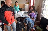 SASTRE REPARTIÓ PARTE DE LAS DONACIONES EN EL BARRIO PERÓN