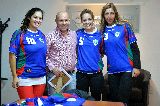 SASTRE ENTREGÓ CAMISETAS A “PUERTO VOLEY”