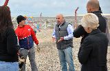 SASTRE CON VECINOS DEL BARRIO SOMU EN LA PLAZA DEL LUGAR