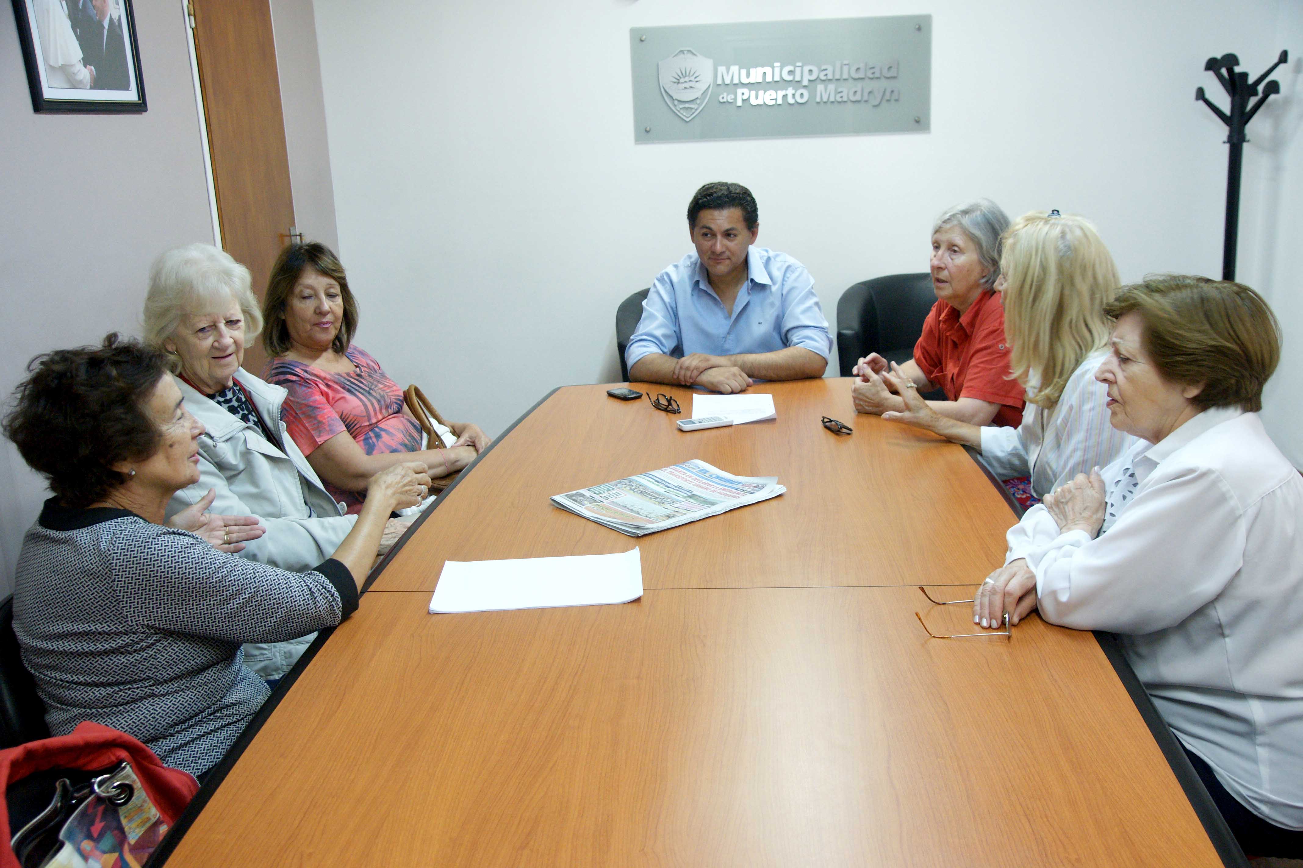 AUTORIDADES DE LA SECRETARÍA DE GOBIERNO CON DOCENTES PROVINCIALES JUBILADOS
