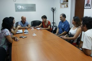 EL INTENDENTE REUNIDO CON INTEGRANTES DEL CENTRO CULTURAL CARACOL