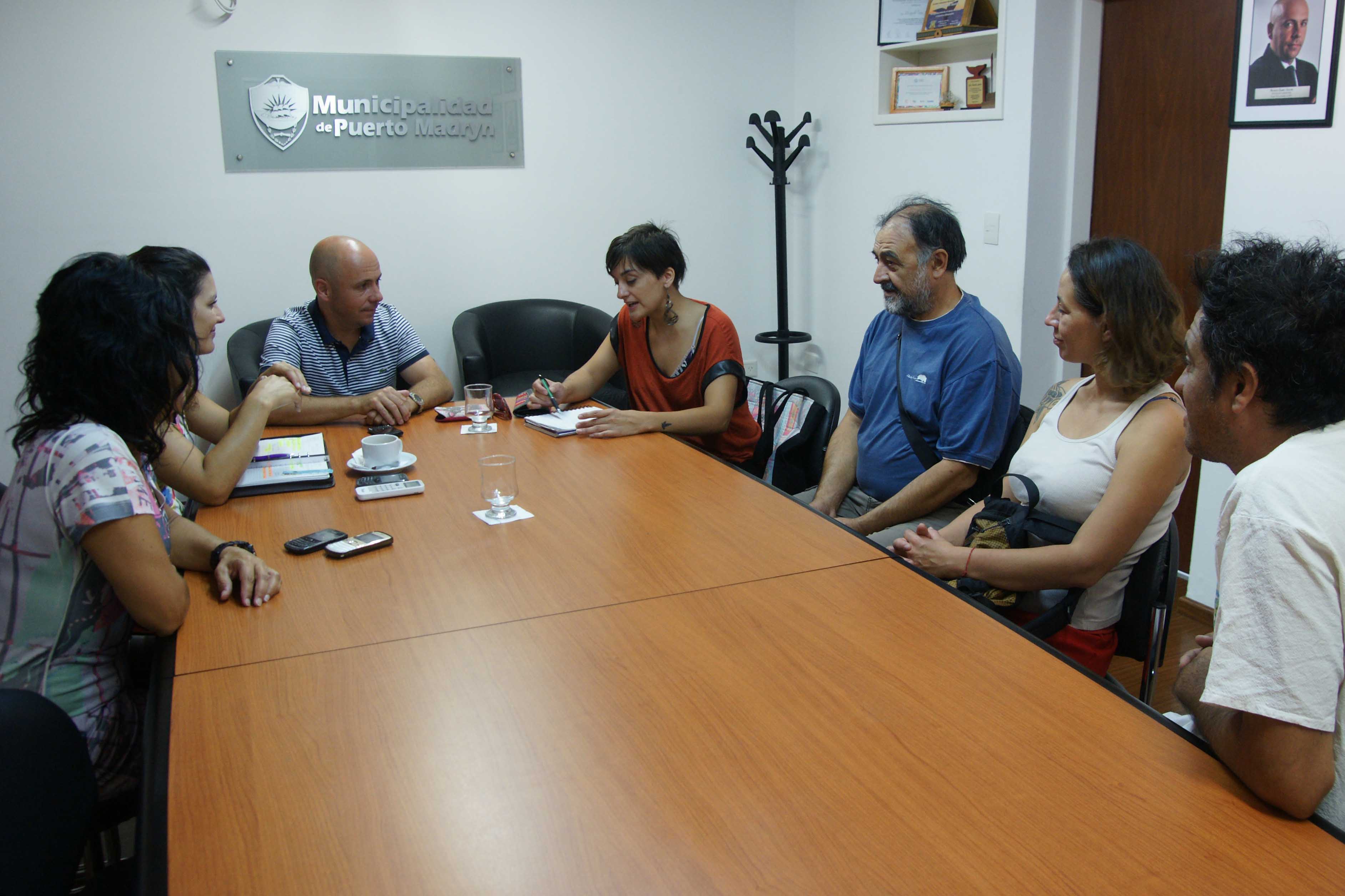 EL INTENDENTE REUNIDO CON INTEGRANTES DEL CENTRO CULTURAL CARACOL