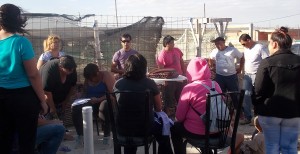 EL SECRETARIO DE DESARROLLO COMUNITARIO JUNTO A VECINOS DEL BARRIO PERÓN
