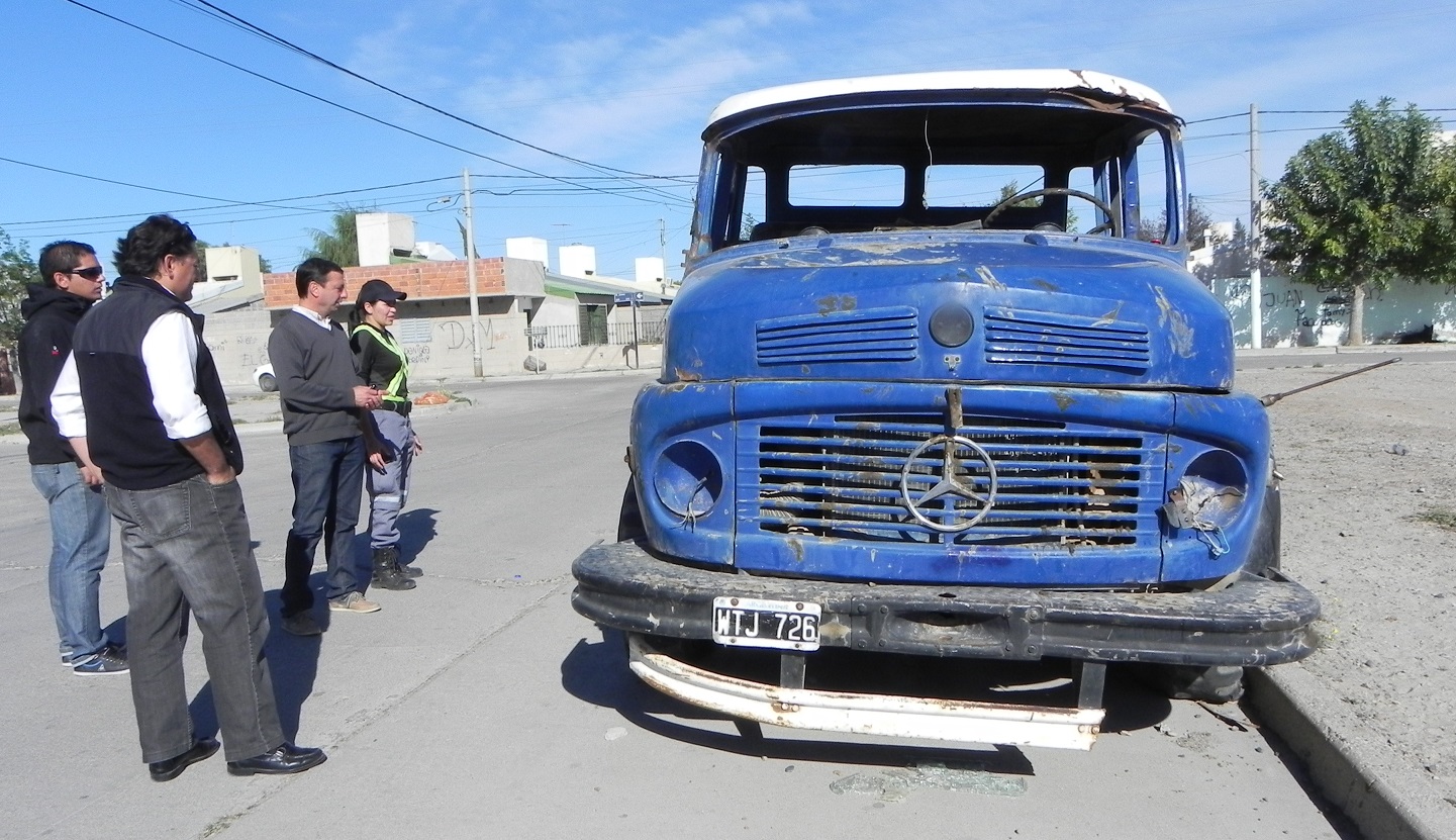 RETIRAN VEHÍCULOS ABANDONADOS EN EL BARRIO ANNON CAR