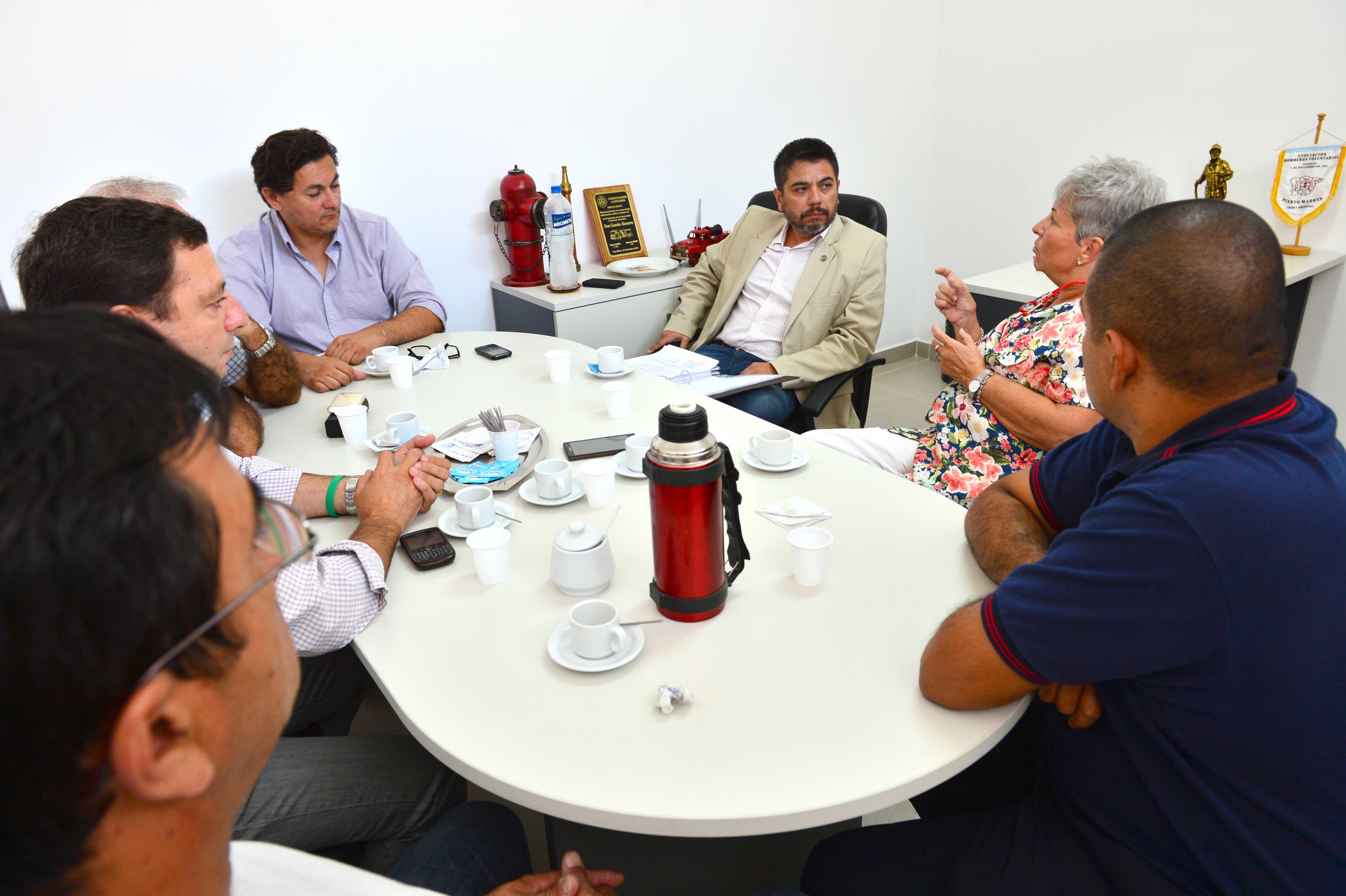 FUNCIONARIOS Y CONCEJALES REUNIDOS CON BOMBEROS