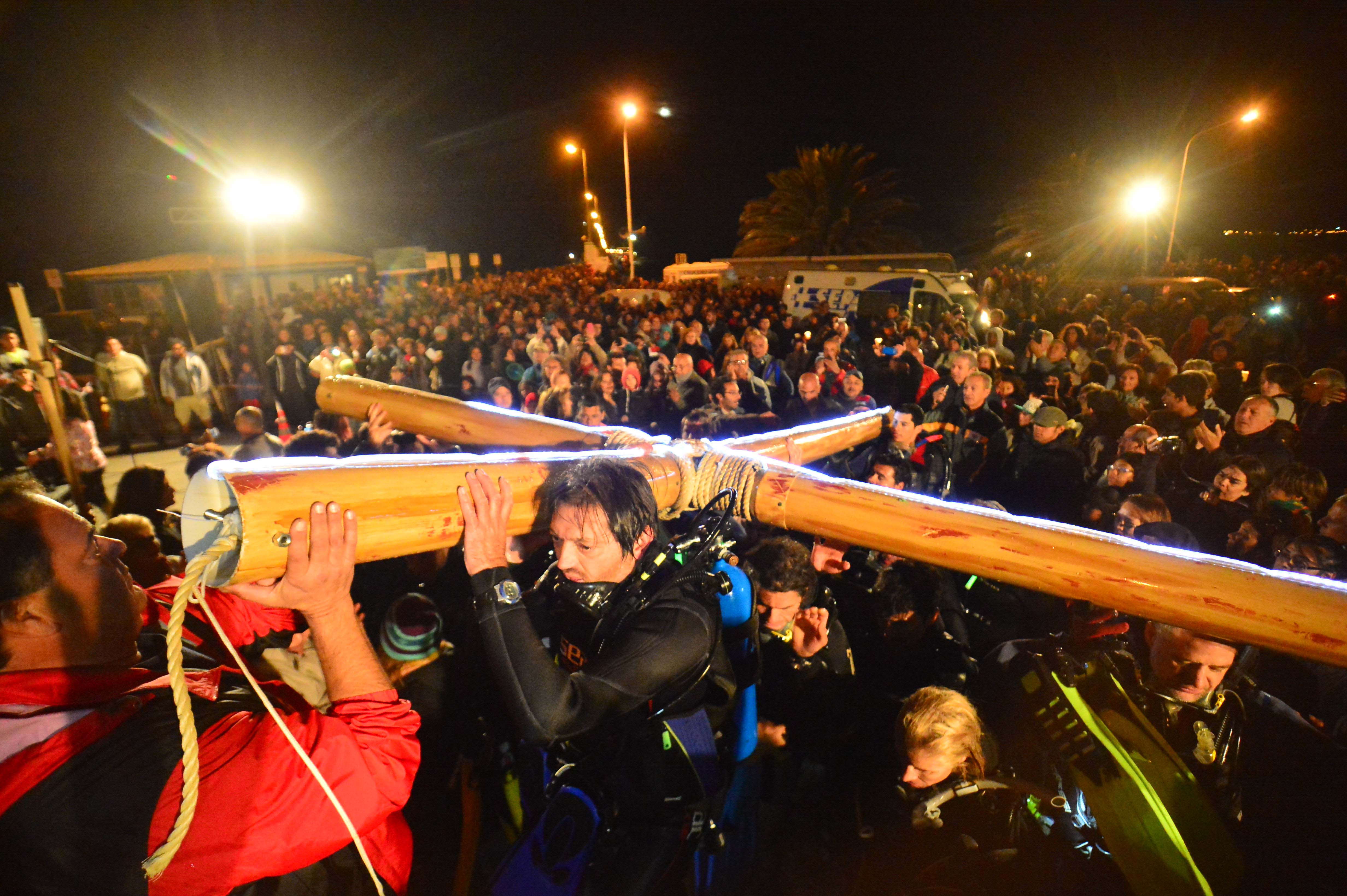 MULTITUDINARIO VIA CRUCIS SUBMARINO EN PUERTO MADRYN