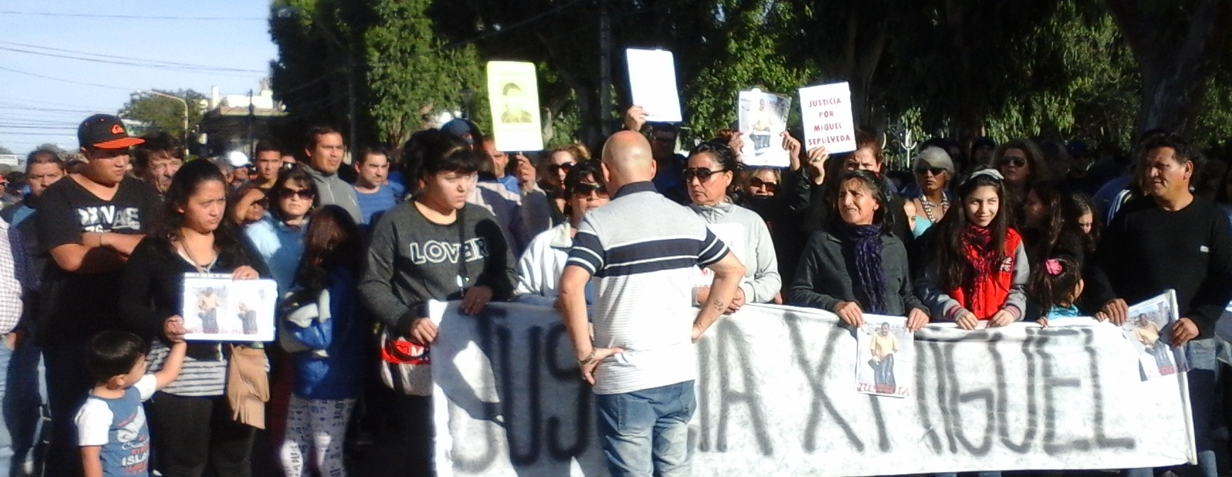 EL INTENDENTE CON FAMILIARES DE MIGUEL SEPÚLVEDA