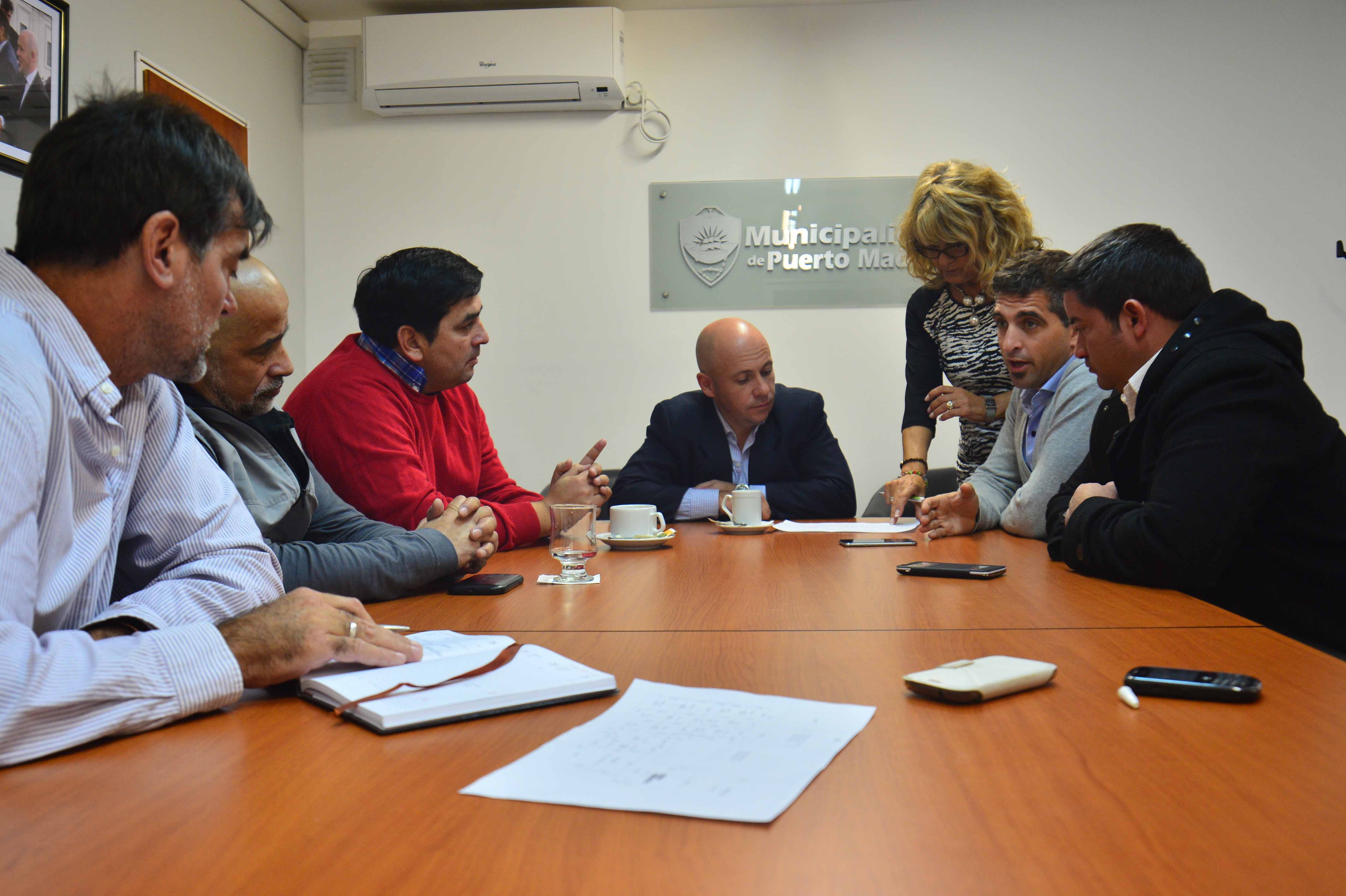 EL INTENDENTE CON REPRENSENTANTES DE LA EMPRESA QUIMIGUAY COMODORO S.A