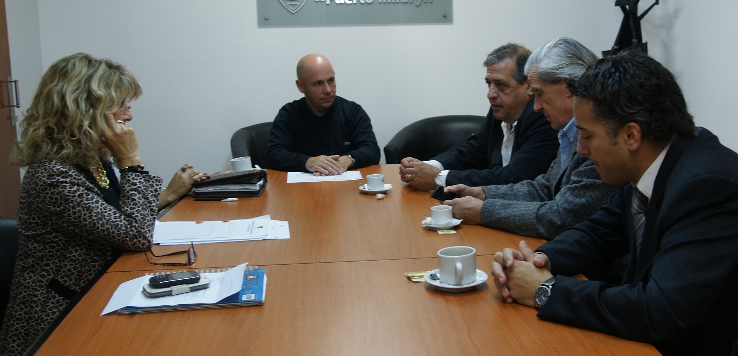 SASTRE CON REPRESENTANTES DE “DROGUERÍA SUR”