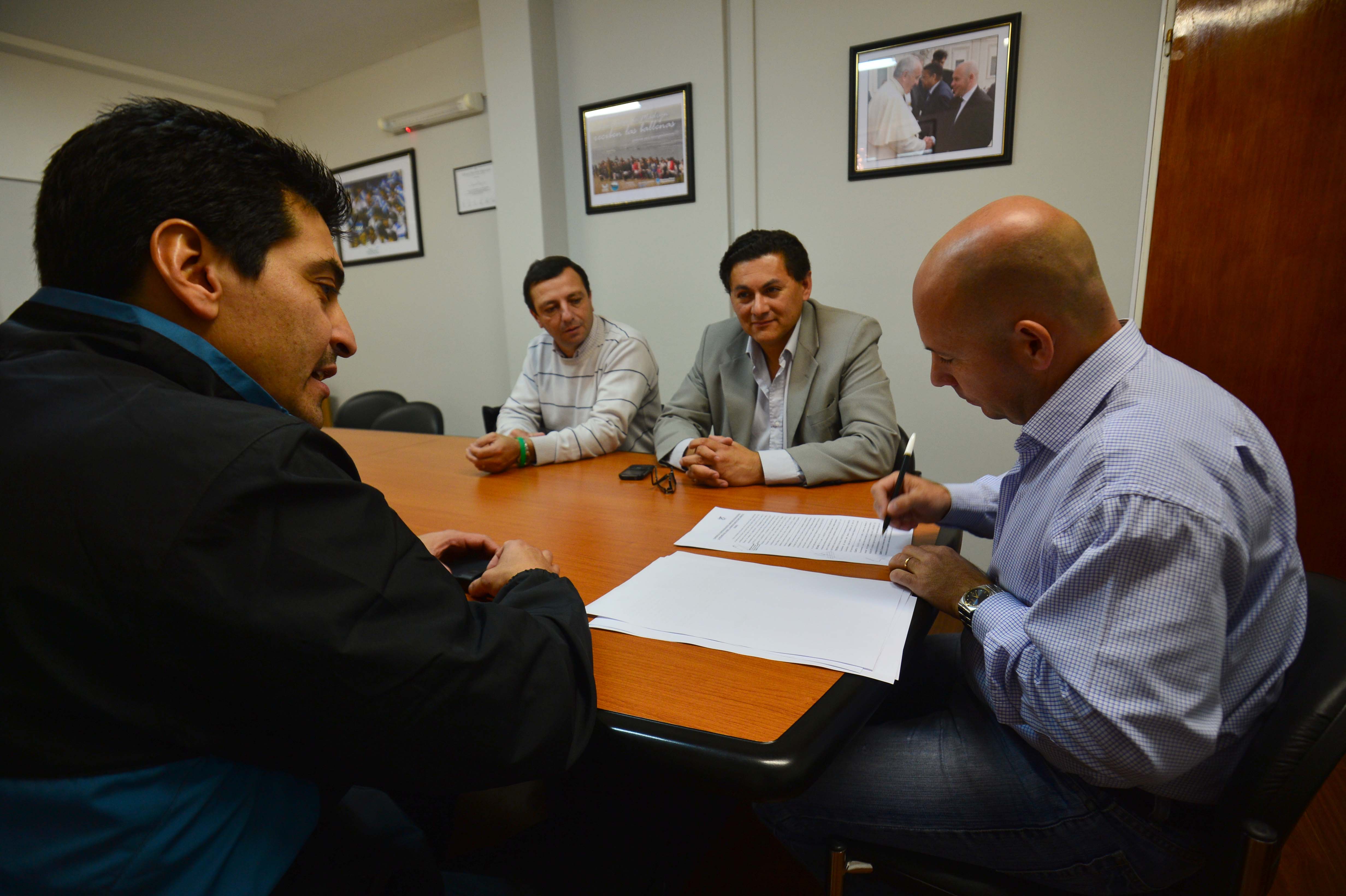 SASTRE FIRMÓ CONVENIO CON EL SINDICATO DE GUARDAVIDAS