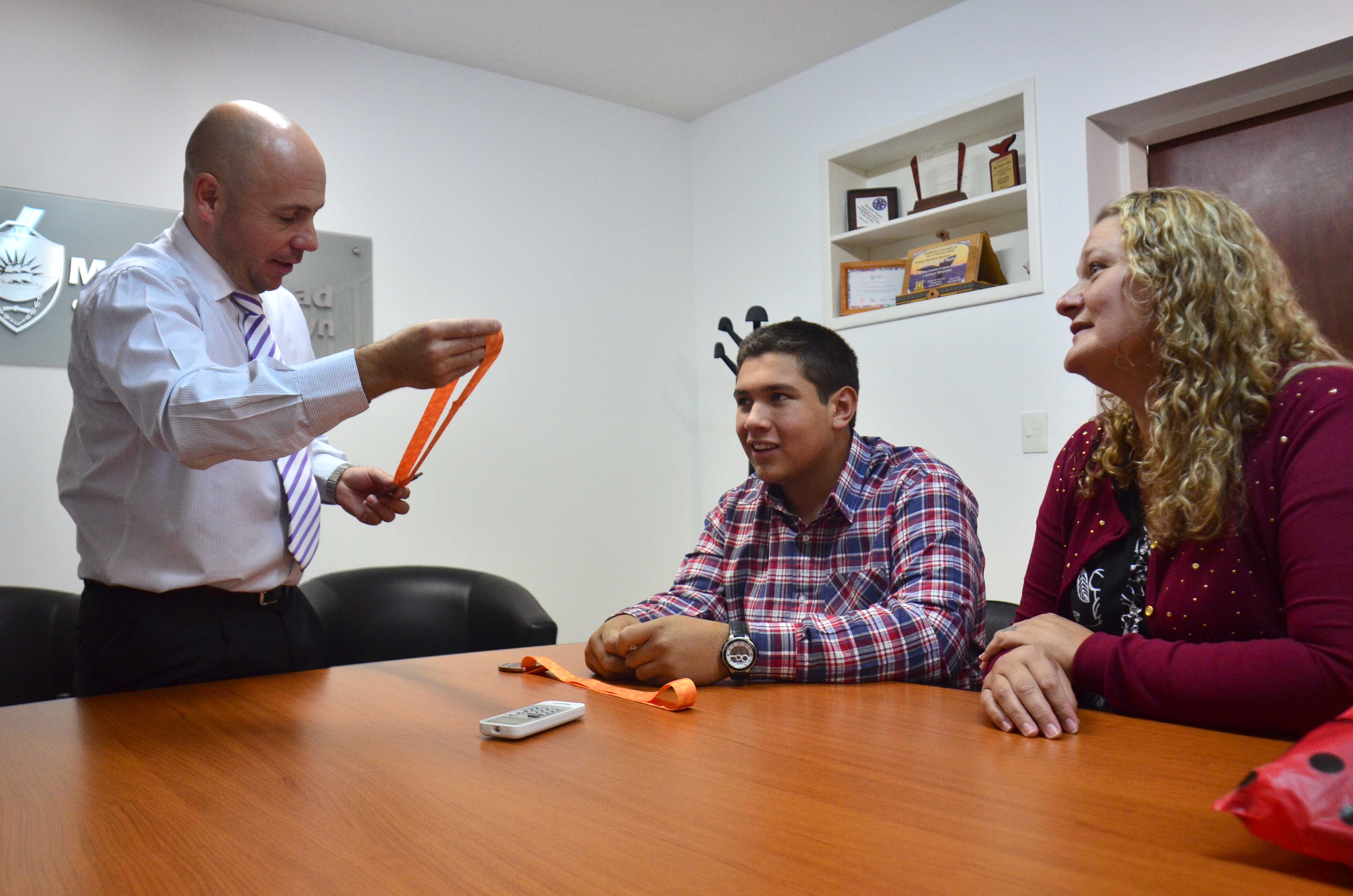 EL INTENDENTE CON EL DEPORTISTA MADRYNENSE JESÚS BOGADO