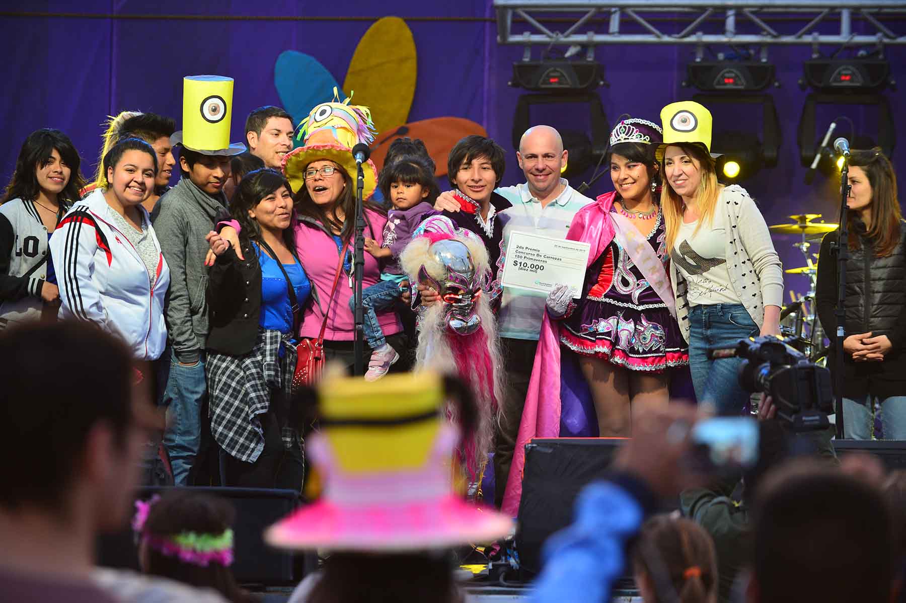 UNA MULTITUD EN EL FESTEJO DE LAS “150 PRIMAVERAS” EN EL PARQUE DE LA CIUDAD