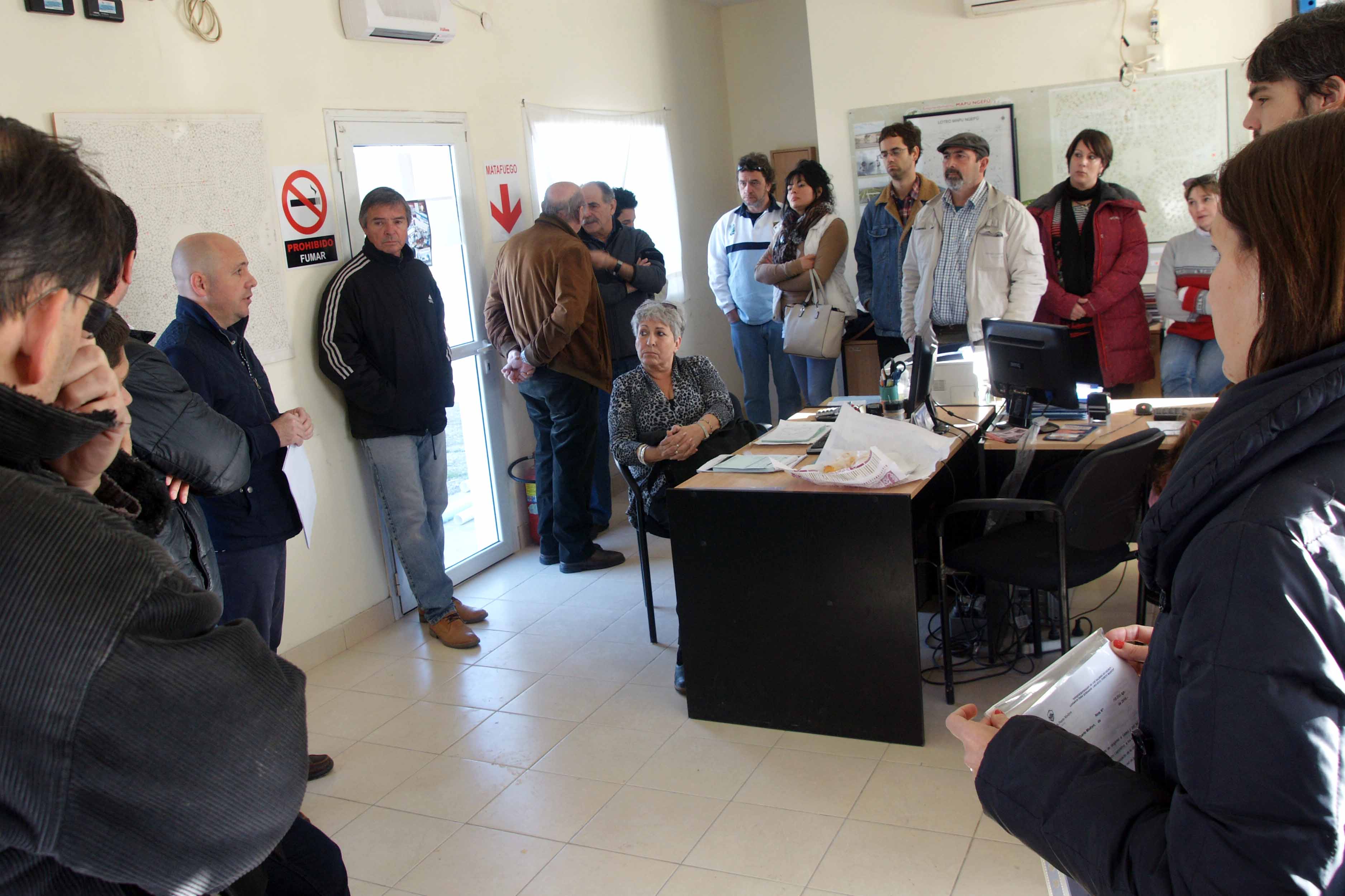 RICARDO SASTRE CON VECINOS DEL BARRIO MAPÚ GNEFÚ