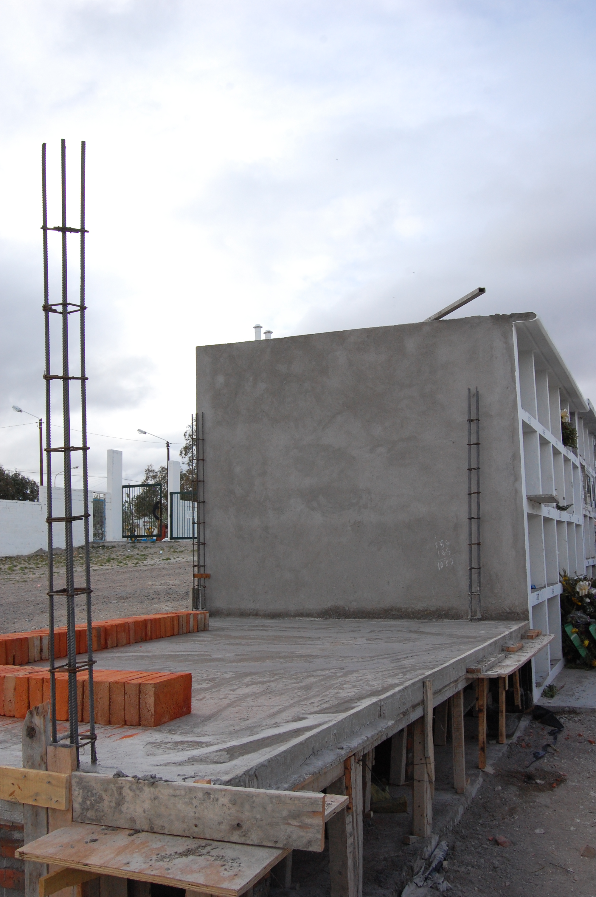 CONTINÚA EL PLAN DE MEJORAS DEL CEMENTERIO MUNICIPAL
