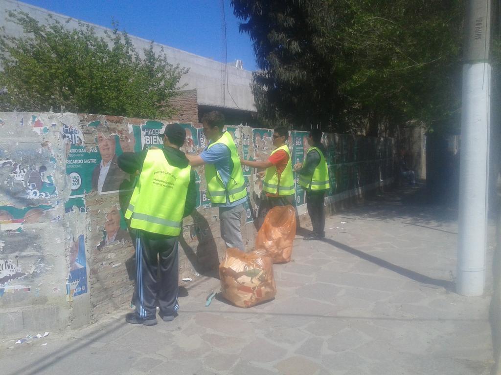 LIMPIEZA DE PEGATINAS EN DISTINTOS SECTORES DE LA CIUDAD