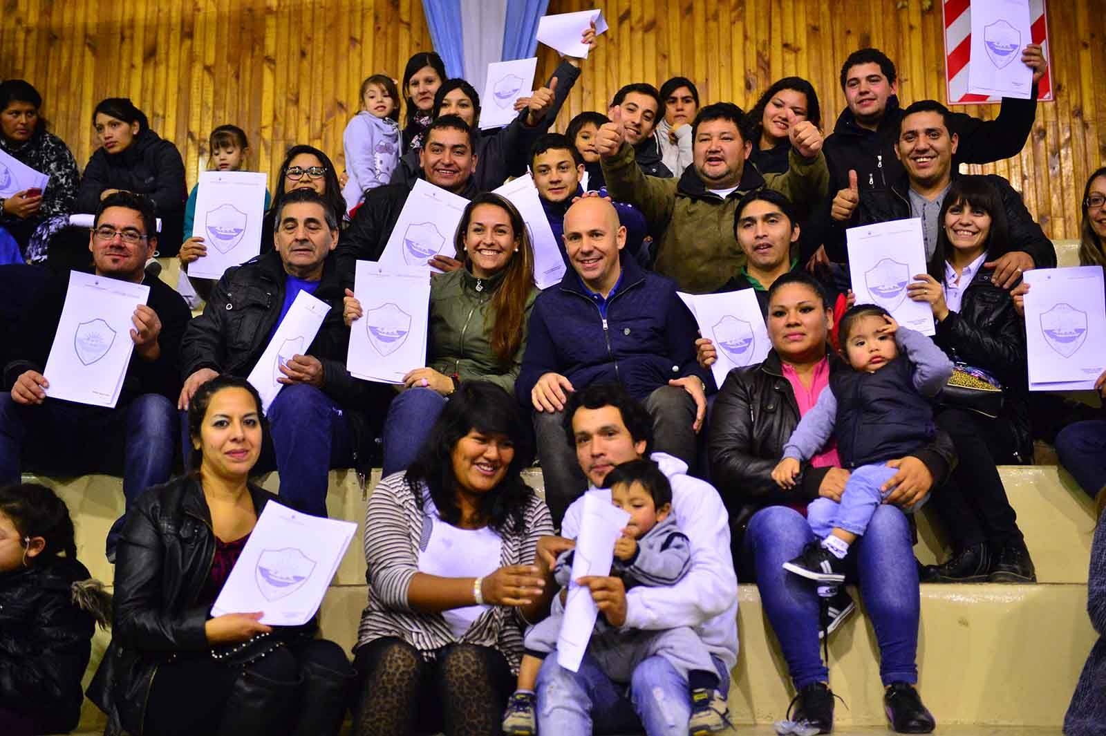 SASTRE ENCABEZARÁ MULTITUDINARIA ENTREGA DE RESOLUCIONES DE ADJUDICACIÓN DE LOTES EN EL GIMNASIO MUNICIPAL N° 1