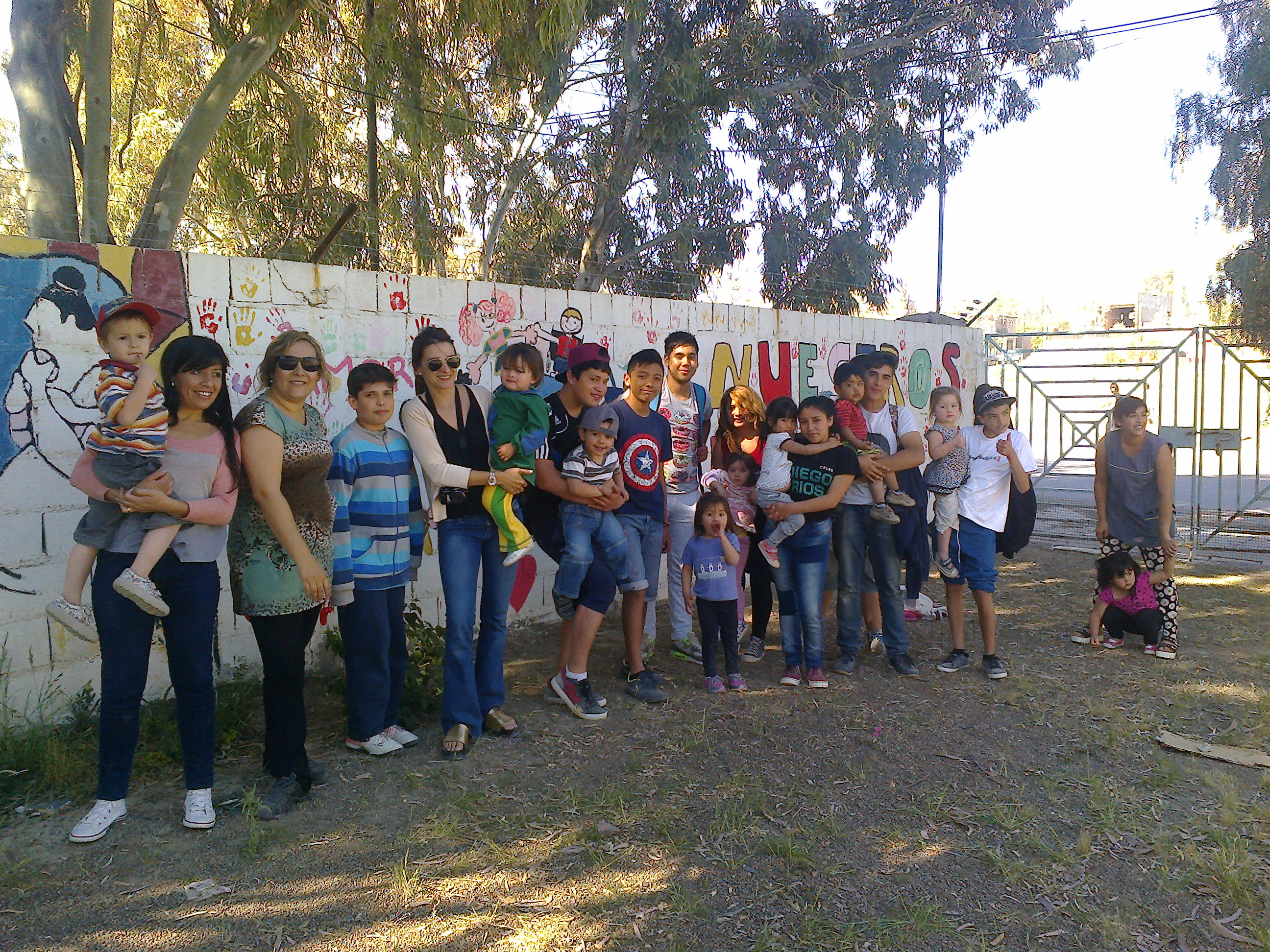 ESTUDIANTES DEL COLEGIO MUNICIPAL DE PESCA PINTARON UN MURAL EN EL MATERNO “LAURITA VICUÑA”