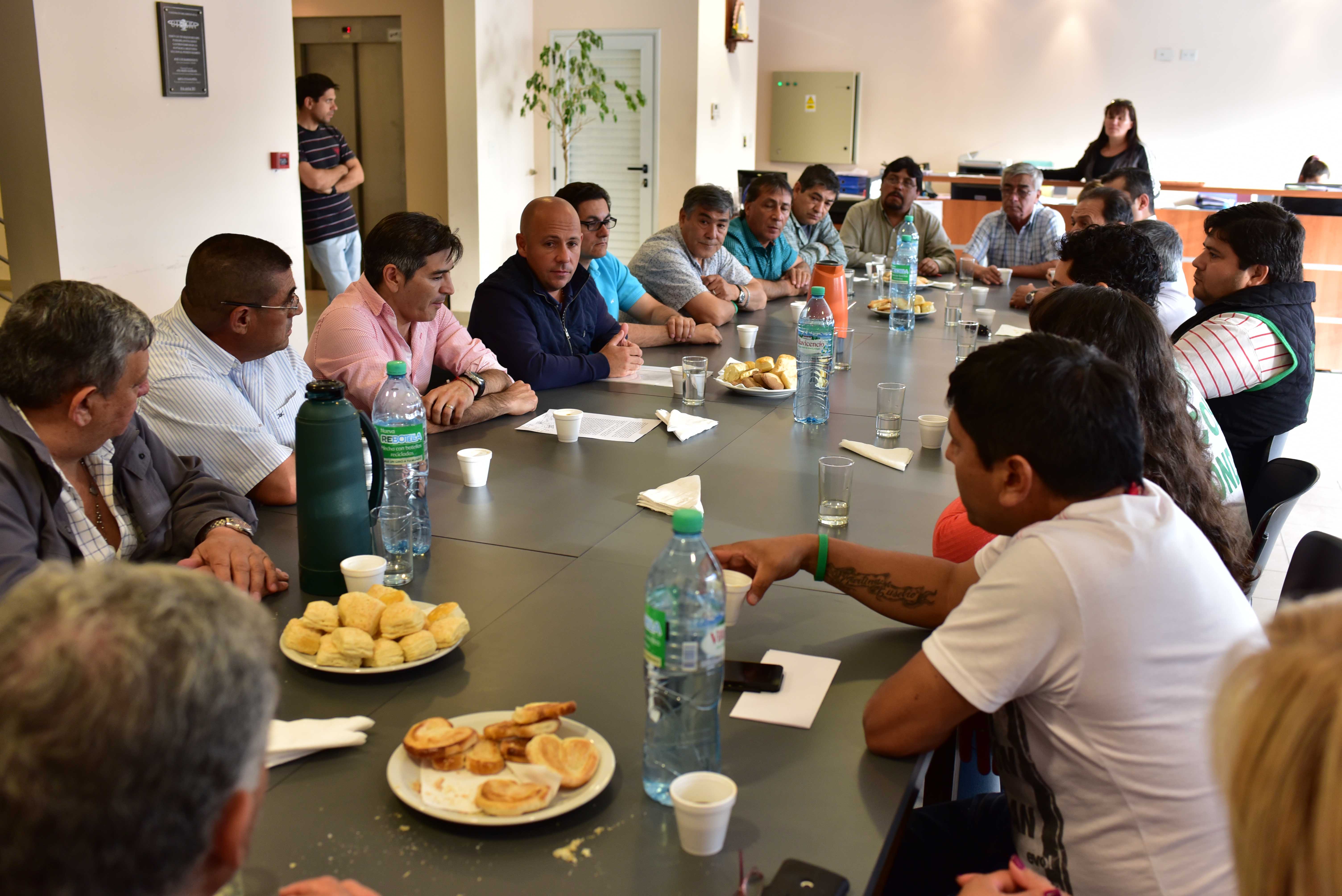 SASTRE REUNIDO CON LA MESA SINDICAL MADRYN