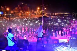 AGAPORNIS HIZO VIBRAR A 20 MIL PERSONAS EN LA COSTA MADRYNENSE