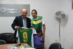 EL INTENDENTE CON INTEGRANTES DEL EQUIPO DE FÚTBOL FEMENINO “BARRACA CENTRAL”