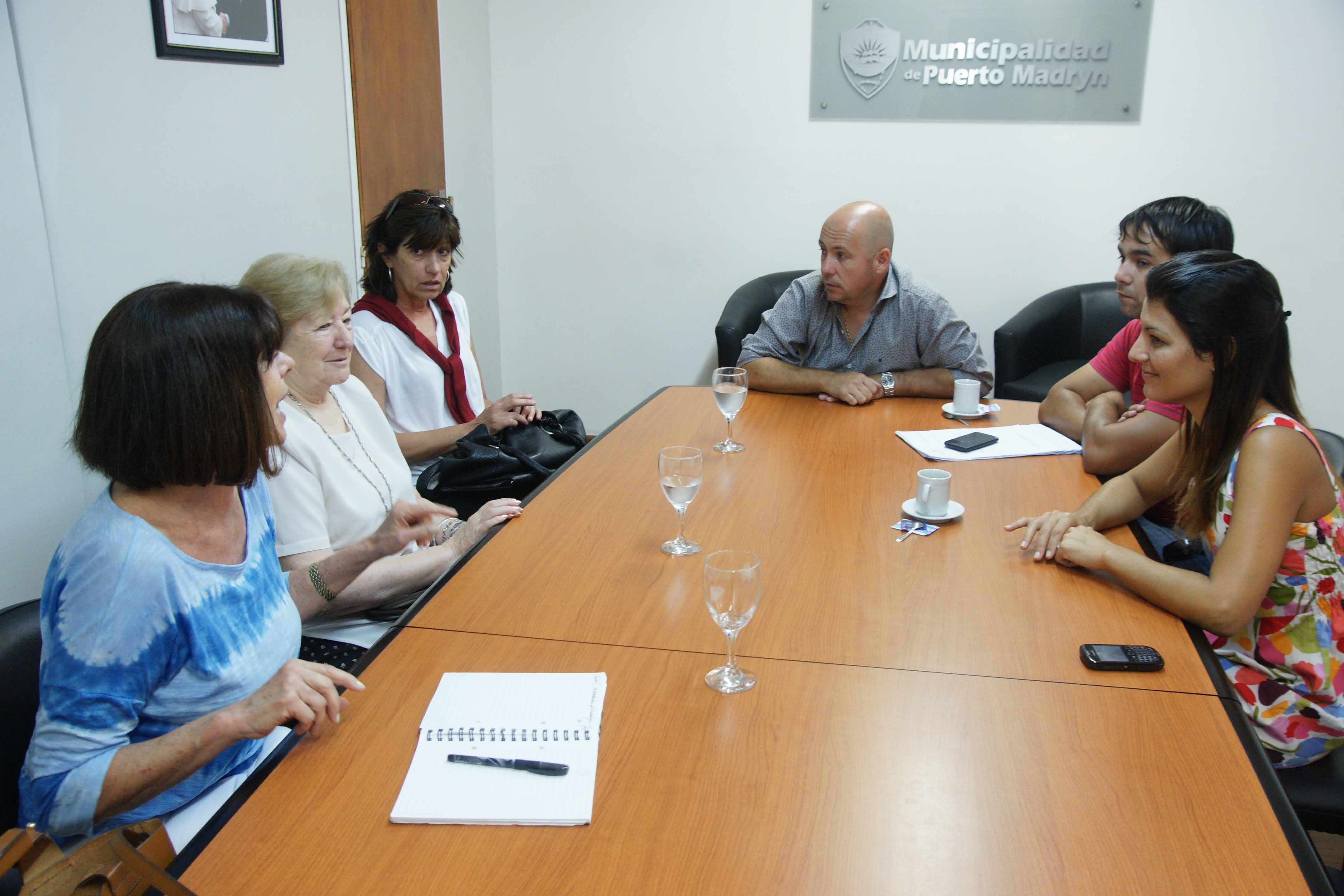 EL INTENDENTE CON INTEGRANTES DE LA COMISIÓN DEL COMEDOR INFANTIL