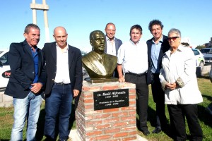 SASTRE EN LA INAUGURACIÓN DEL BUSTO DE RAÚL ALFONSÍN