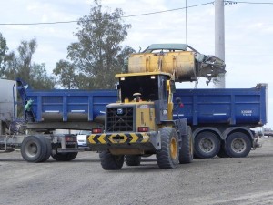 RETIRAN VEHÍCULOS ABANDONADOS Y CHATARRAS EN DISTINTOS PUNTOS DE LA CIUDAD