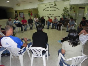 FUNCIONARIOS MUNICIPALES CON VECINOS DEL BARRIO COLONOS GALESES