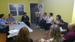FUNCIONARIOS MUNICIPALES CON VECINOS DEL BARRIO COLONOS GALESES