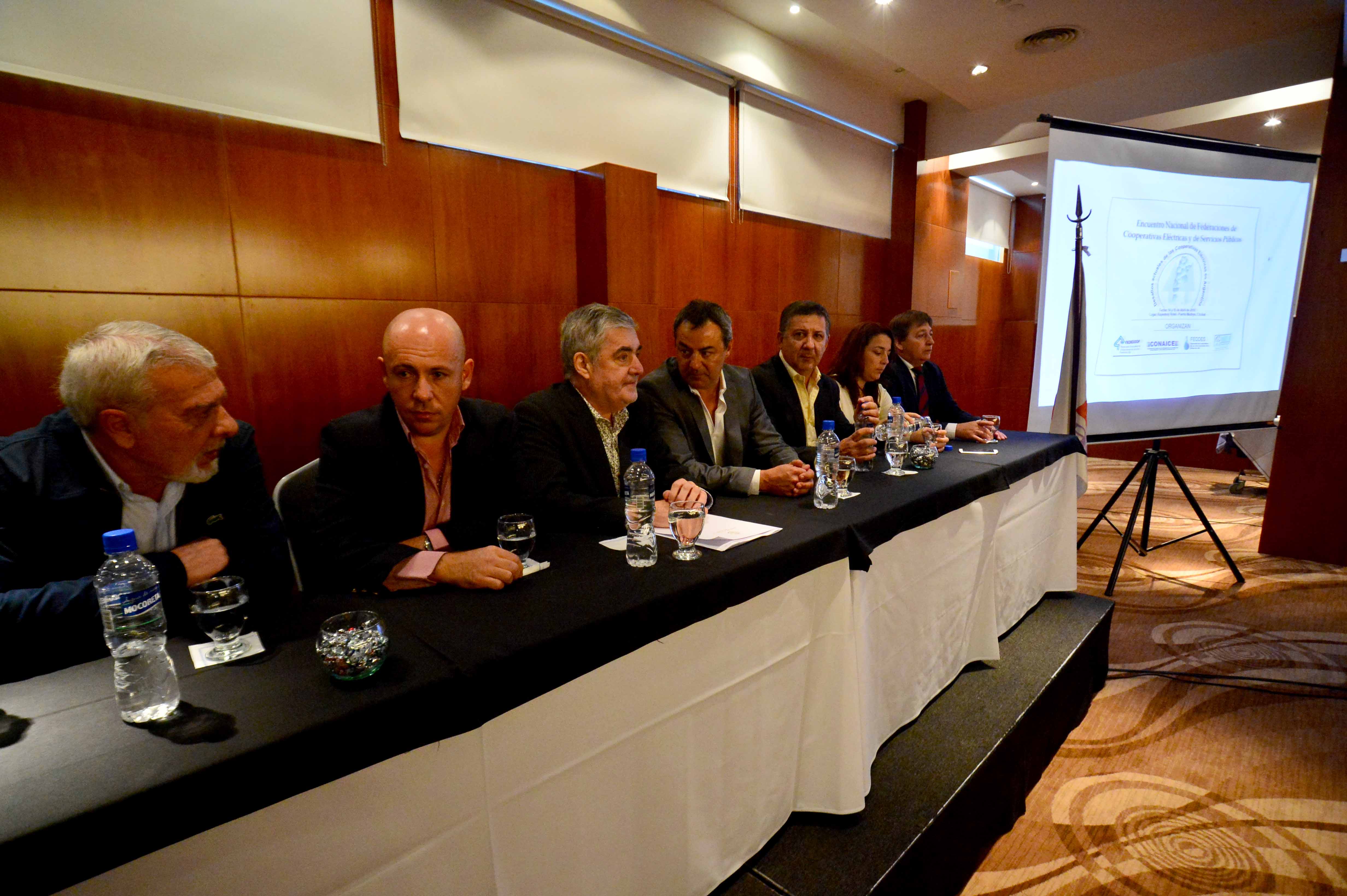 EL GOBERNADOR Y EL INTENDENTE EN EL ENCUENTRO NACIONAL DE COOPERATIVAS EN MADRYN
