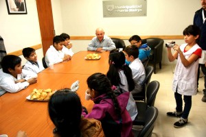 SASTRE DESAYUNÓ CON ALUMNOS DE LA ESCUELA 150