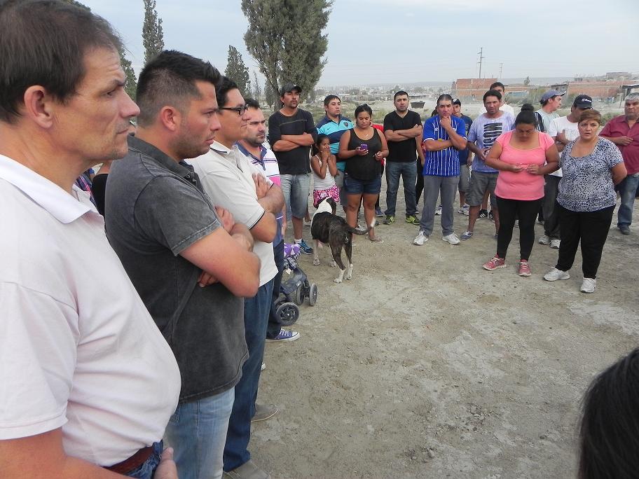 FUNCIONARIOS MUNICIPALES CON VECINOS DE LOS BARRIOS ALTA TENSIÓN Y 21 DE ENERO
