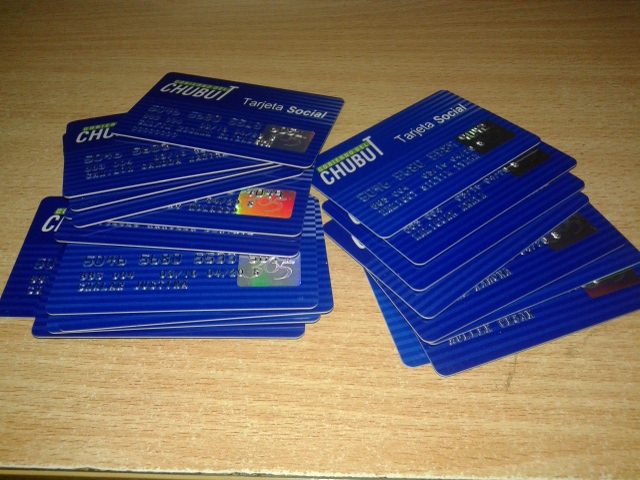BENEFICIARIOS DE LA TARJETA SOCIAL RECIBEN LOS NUEVOS PLÁSTICOS EN SUS DOMICILIOS