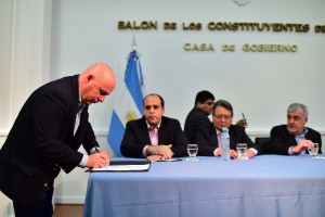 DAS NEVES Y SASTRE EN LA FIRMA DE PAVIMENTO PARA MADRYN