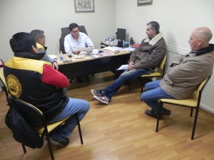 FUNCIONARIOS MUNICIPALES CON REPRESENTANTES DEL SINDICATO DE PEONES DE TAXIS