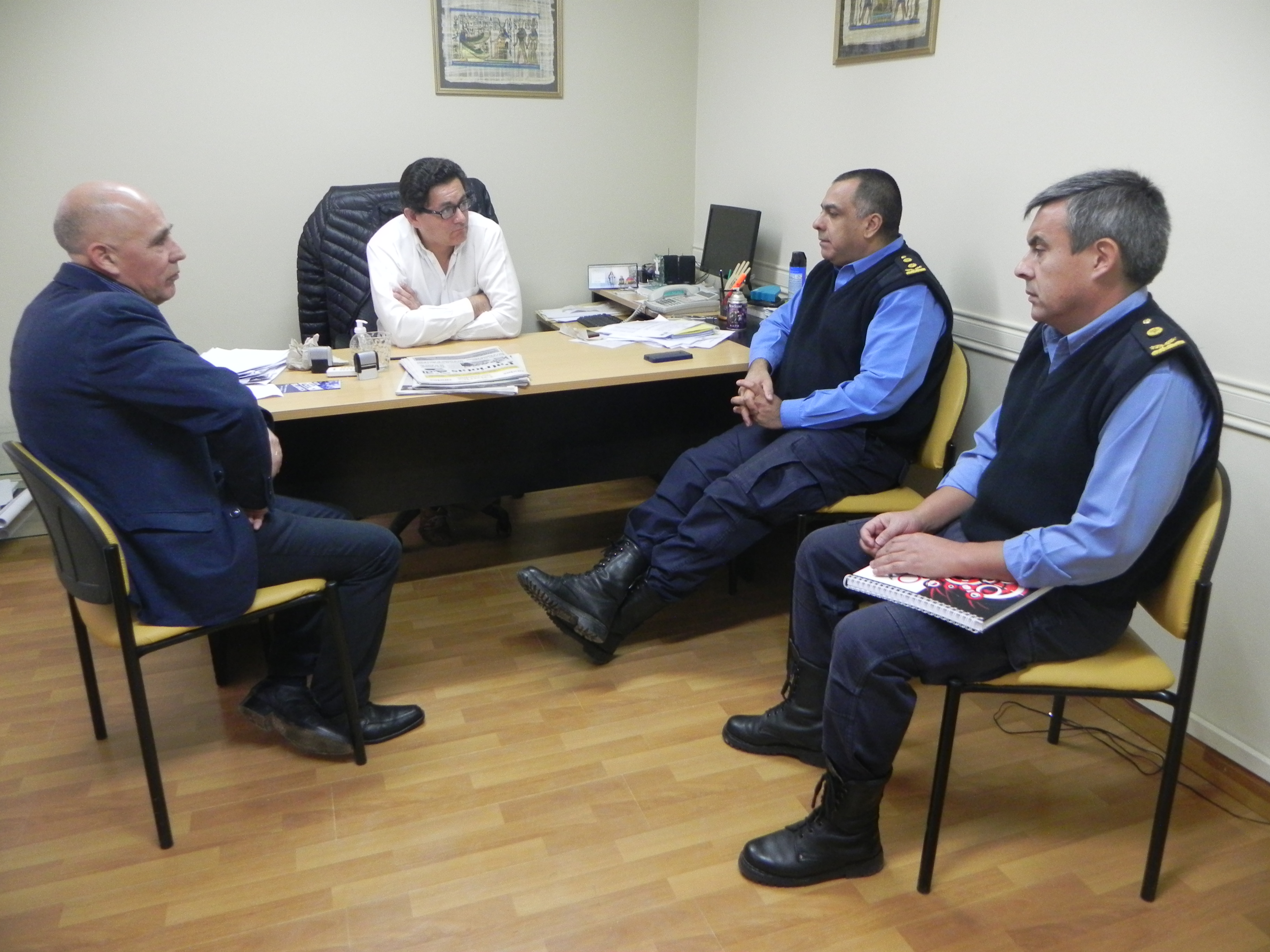 FUNCIONARIOS MUNICIPALES CON AUTORIDADES POLICIALES Y REPRESENTANTES DEL SECTOR DE TAXIS