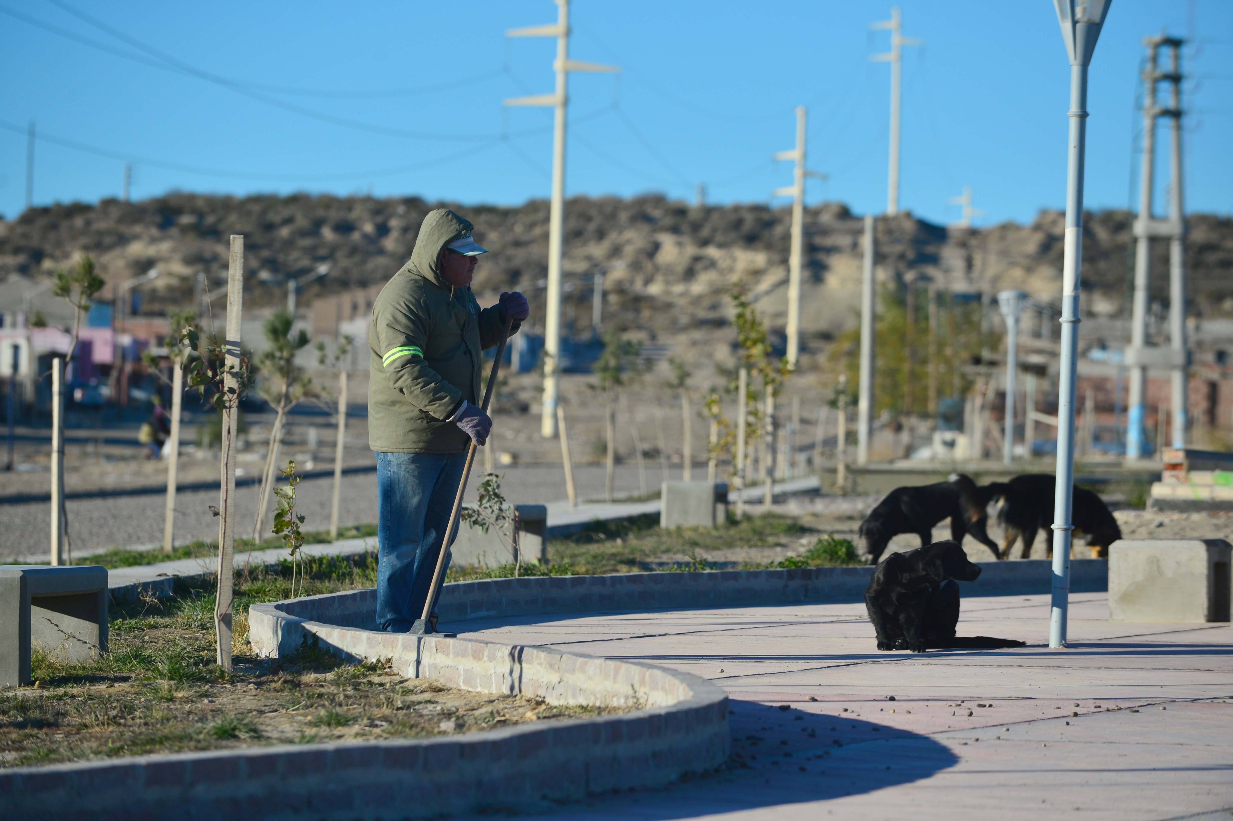 SIGUEN LAS TAREAS DE EMPLEADOS MUNICIPALES EN LA CIUDAD