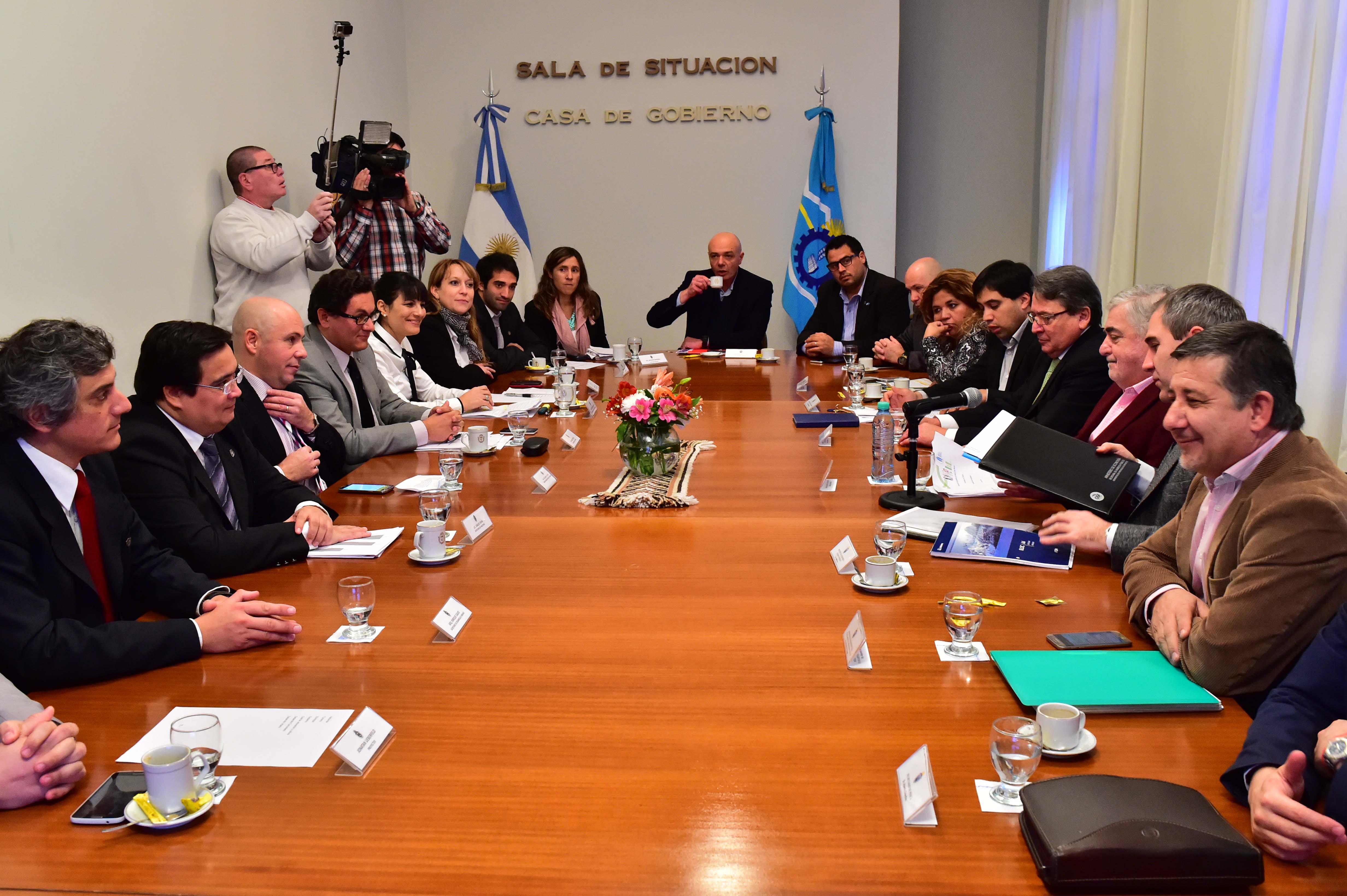 REUNIÓN DE GABINETE PROVINCIA – MADRYN: “LA OBRA EMBLEMÁTICA PARA LA CIUDAD, ES QUE TODOS TENGAN LOS SERVICIOS”