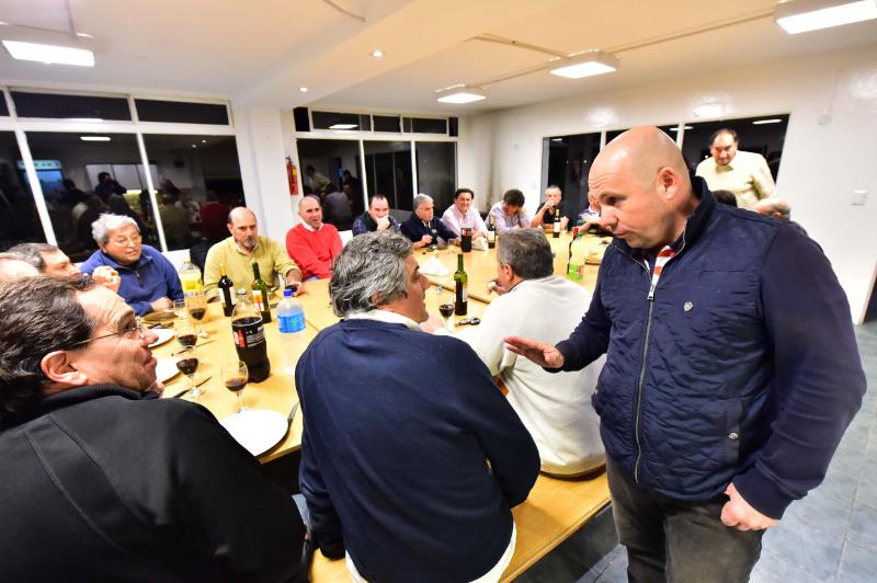 RICARDO SASTRE CON AUTORIDADES DEL CLUB NÁUTICO ATLÁNTICO SUD