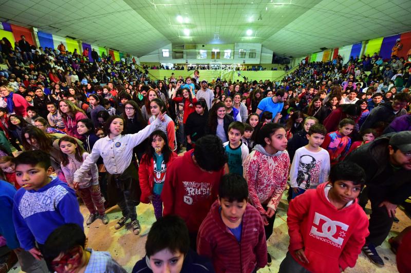 CUATRO MIL NIÑOS EN EL MADRYN JUEGA 2016
