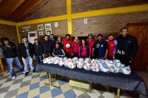 SASTRE JUNTO A AUTORIDADES DE LA LIGA INFANTIL