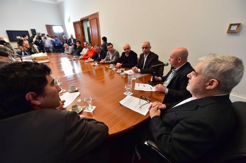 DAS NEVES Y SASTRE ENCABEZARON ACTO POR MÁS VIVIENDAS PARA MADRYN