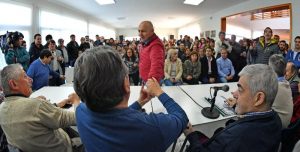 SASTRE CON INTENSA ACTIVIDAD JUNTO A MARIO DAS NEVES Y FUNCIONARIOS DE LA PROVINCIA