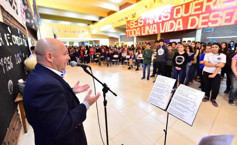 SASTRE PRESENTE EN LOS FESTEJOS DE LA “ESCUELA DE COMERCIO”
